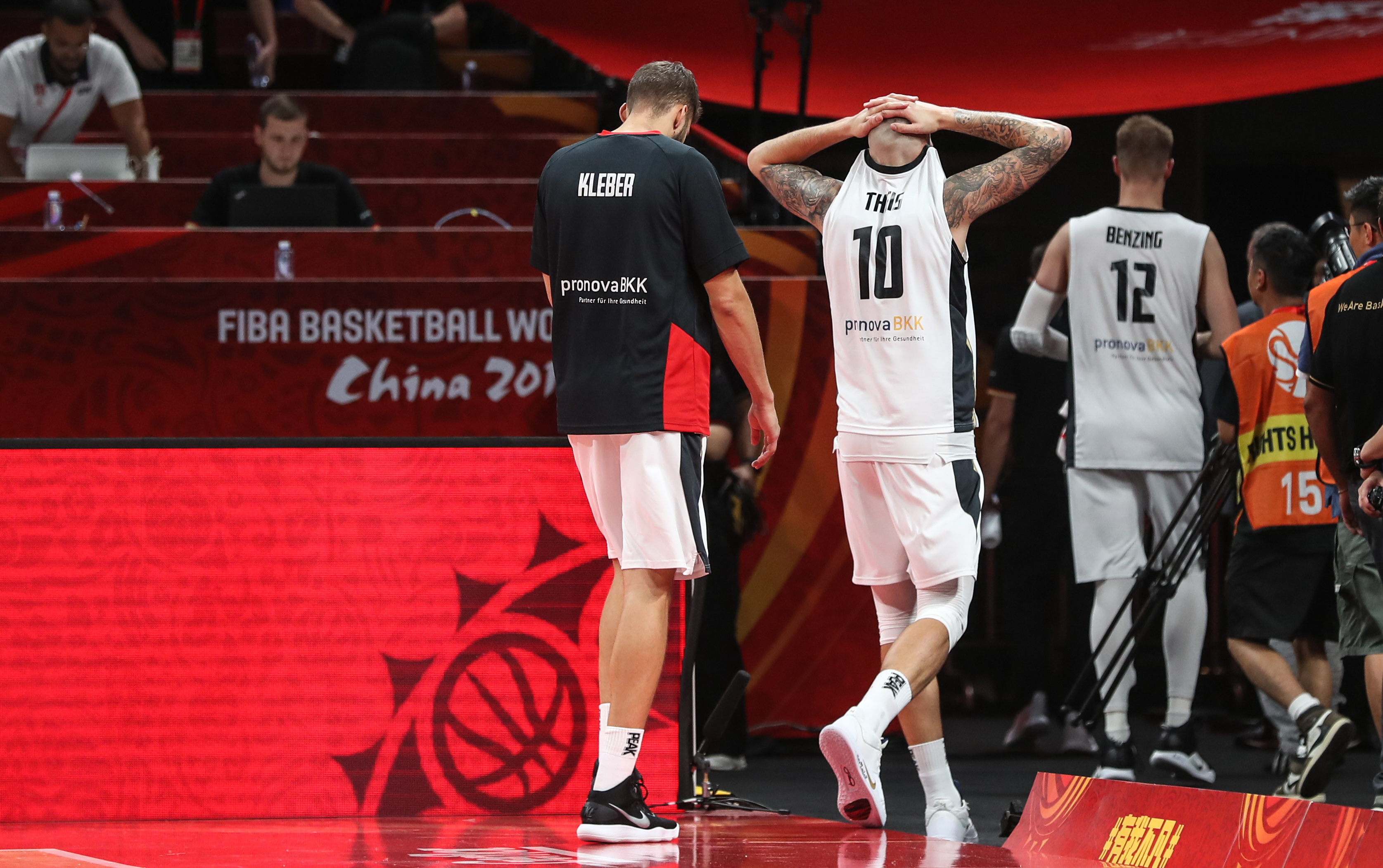 希腊男篮爆冷黄蜂，萨姆·米切尔高光表现的简单介绍