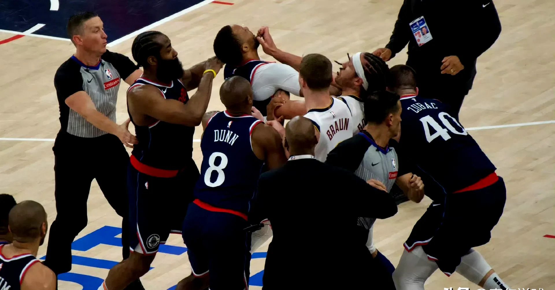 包含澳大利亚男篮鏖战阿根廷男篮，哈登送出助攻的词条