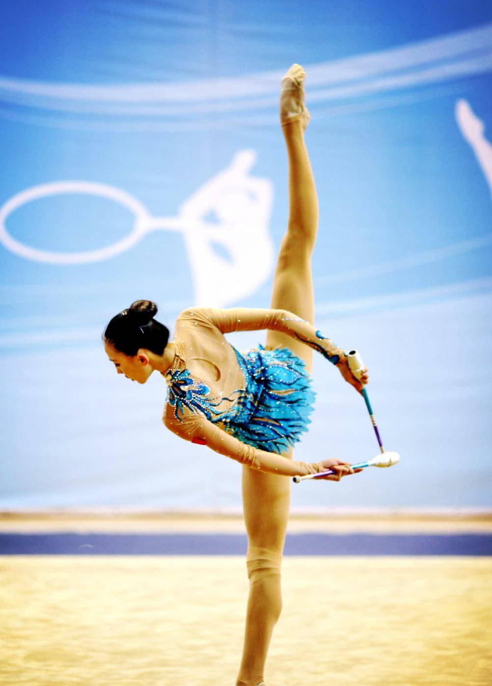 体操球员突破自我，表现堪称完美的简单介绍